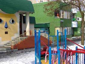 中島児童会館の隣は人形劇場「こぐま座」