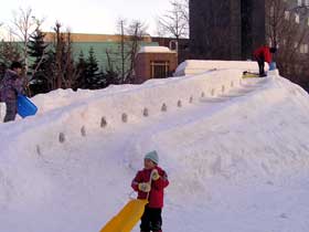 児童会館前に雪の滑り台