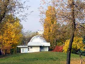 秋、黄葉の中の天文台