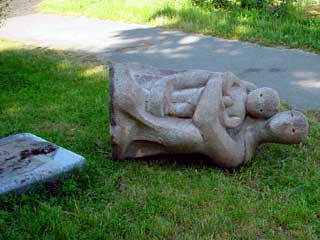 倒された「母と子の像」